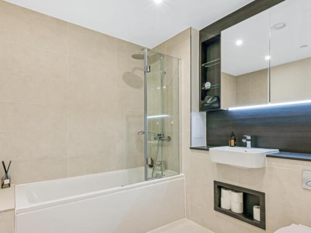1 bedroom flat to rent on Carnation Gardens, London