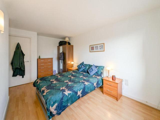 1 bedroom flat to rent on Deals Gateway, London