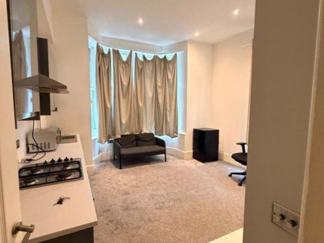 1 bedroom flat to rent on Grove Crescent, London