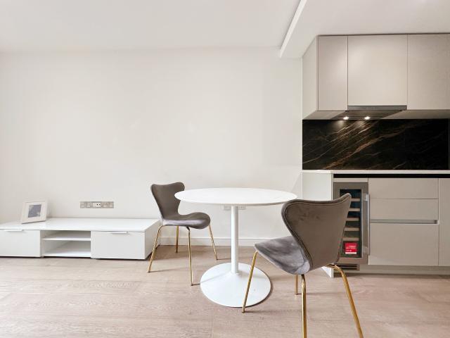 1 bedroom flat to rent on Parr's Way, London