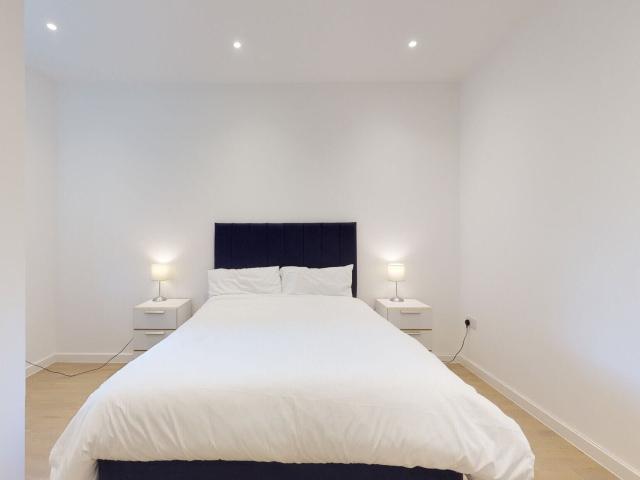 1 bedroom flat to rent on Riverbank Way, London