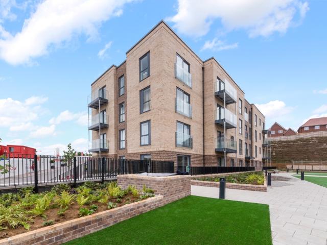 1 bedroom flat to rent on Stirling Drive, Luton