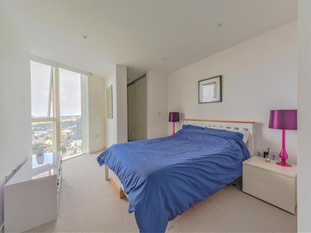 1 bedroom flat to rent on Saffron Central Square, London