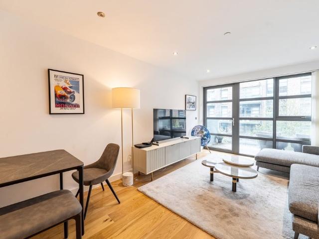 1 Bedroom Flat to Rent in Alwen Court, 6 Pages Walk, London, SE1