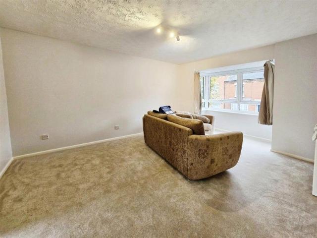 1 Bedroom Flat to Rent in Chichele Court, North Street, Rushden, Northants, NN10