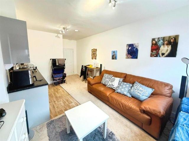 1 Bedroom Flat to Rent in High Street, Rushden, NN10
