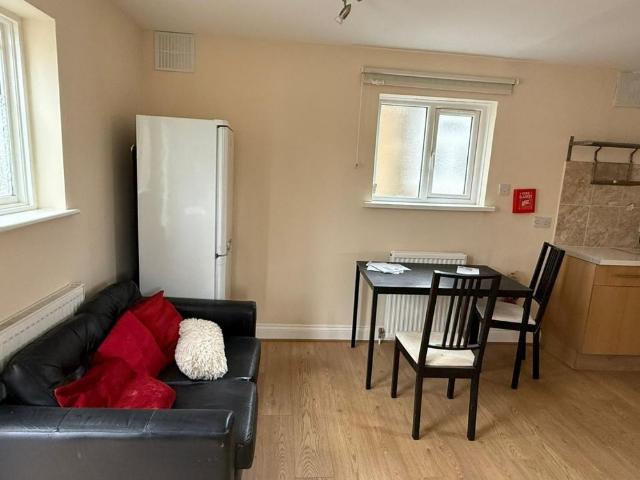 1 bedroom Flat To Rent Total Size: 280 SQ FT