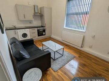 Crumpsall Manchester, M8 - Equipped kitchen