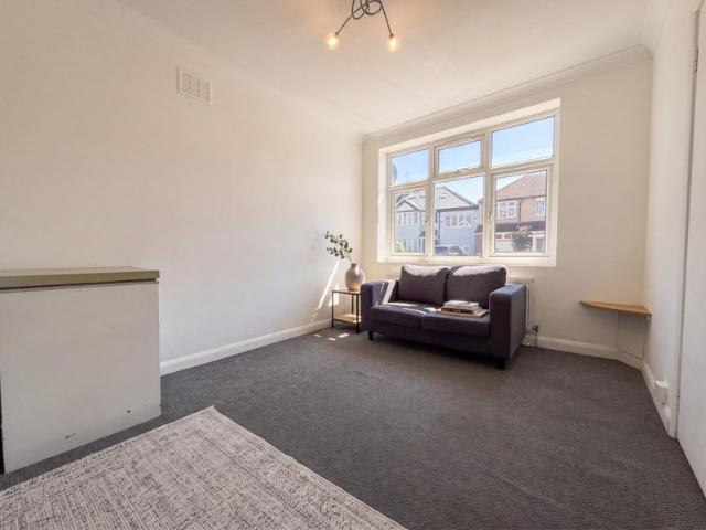 1 Bedroom Flat W/ Garden 5 Mins Walk to Isleworth