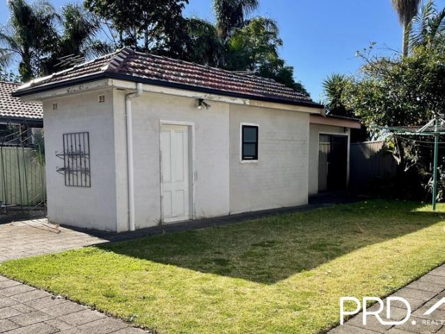 1 BEDROOM FLAT WITH GARDEN COURTYARD IDEAL FOR SINGLES OR COUPLE