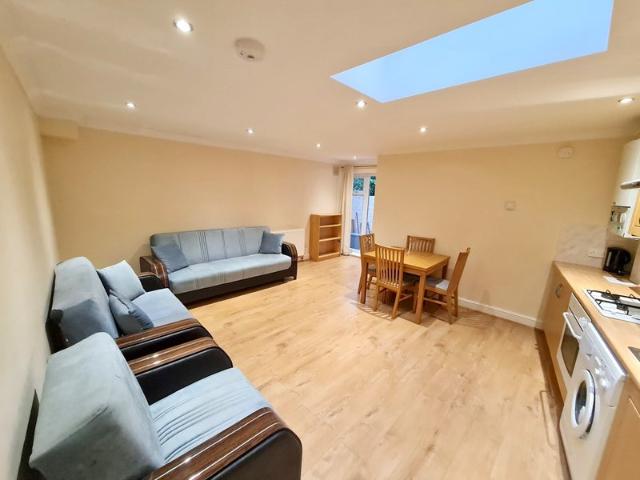 1 Bedroom Flat with Private Patio–Fisbury P