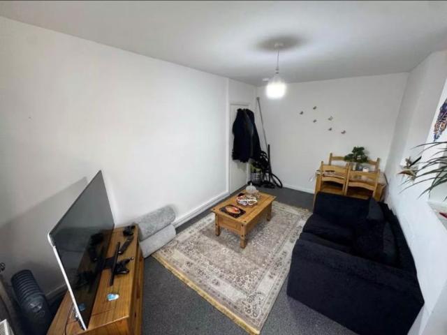 1 Bedroom Flat Available – B17