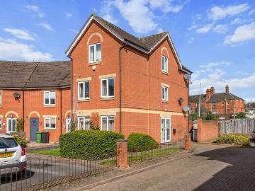 Flat for sale in Burhill - Equipped kitchen