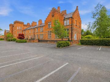 Flat for sale in Burhill - Equipped kitchen