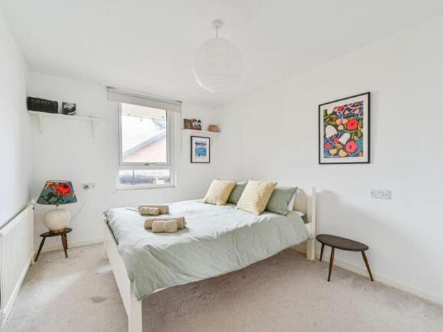 1 bedroom flat for sale in Wivenhoe Close, Peckham Rye, London, SE15