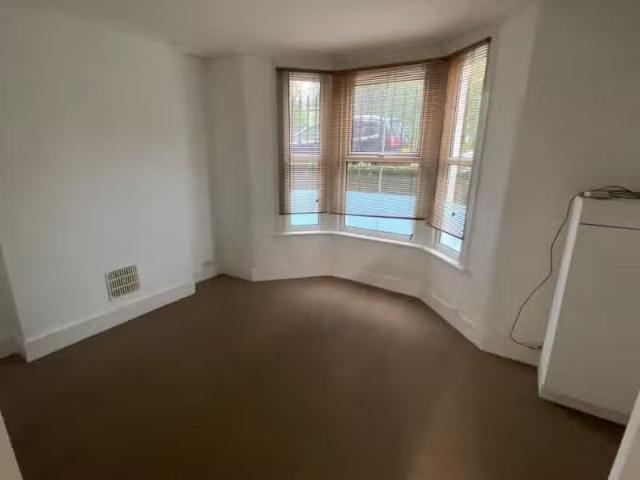 1 bedroom flat for rent in Temple Dwellings, Temple Street, Lo.