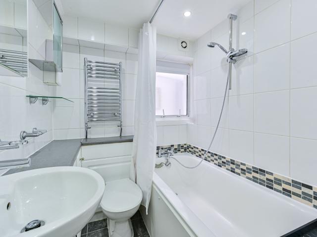 1 Bedroom Flat for Rent in Warwick Gardens | Foxtons