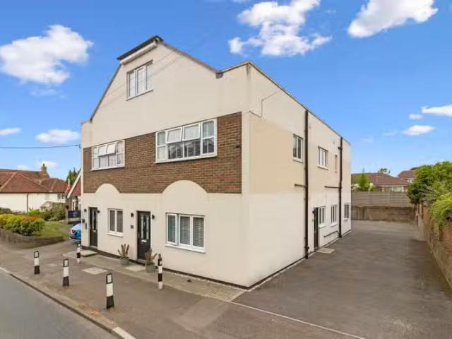 1 bedroom flat for rent in Alexandra House, West End, Herstmon.