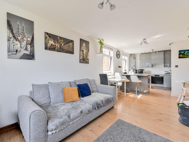 1 Bedroom Flat for Rent in Ashley Crescent, SW11 | Foxtons