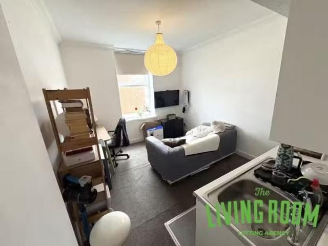 1 bedroom flat for rent in Blaenclydach Street, Riverside, Car.