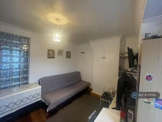 1 bedroom flat for rent in Chingford Mount Road, London, E4