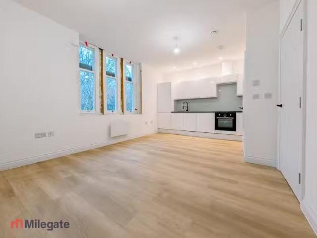 1 bedroom flat for rent in High Street, Beckenham, BR3