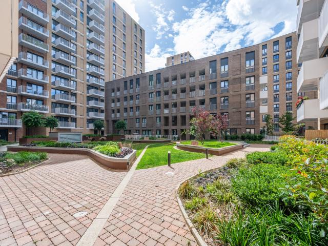 1 Bedroom Flat for Rent in Lakeside Drive | Foxtons