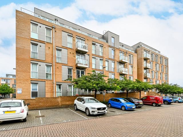 1 Bedroom Flat for Rent in Pontes Avenue | Foxtons