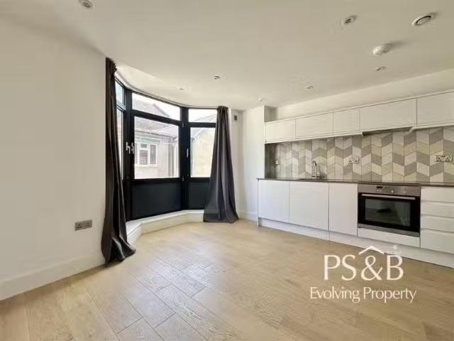 1 bedroom flat for rent in Russell House, Russell Mews, Bright.