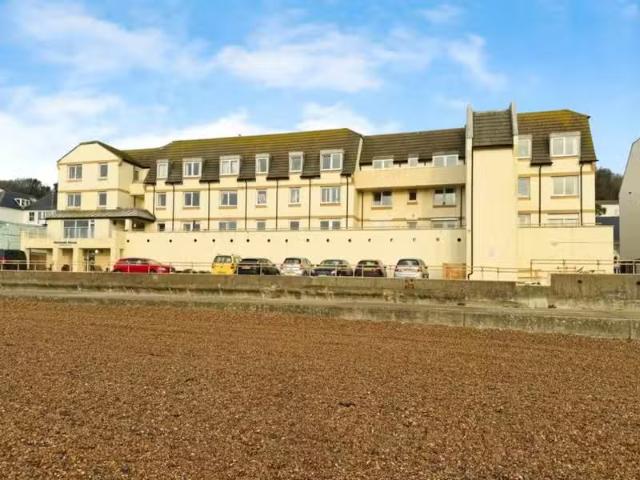 1 bedroom flat for rent in Sandgate High Street, Sandgate, Fol.