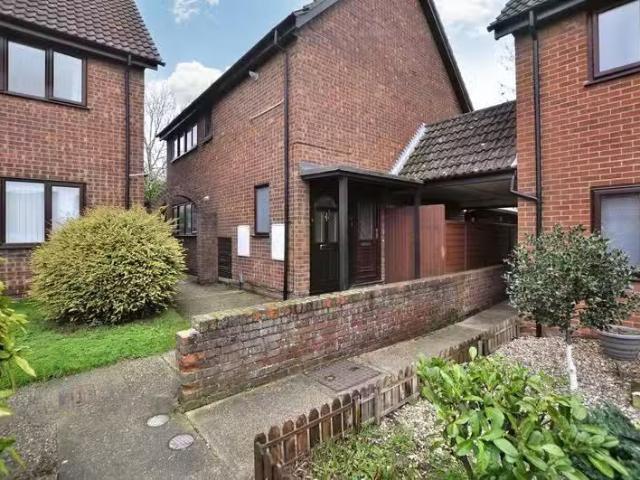 1 bedroom flat for rent in Silbird Close, Colchester, Esintera.