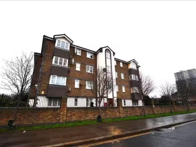 1 bedroom flat for rent in South Street, Middleinteraction, EN3
