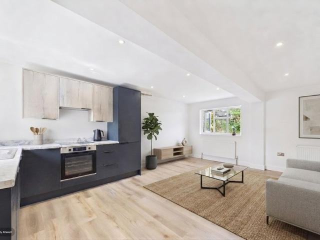 1 bedroom Flat in Vicarage Road, Camberley