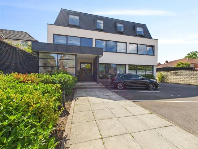 1 bedroom flat in Batavia Road, Sunbury On Thames, TW16