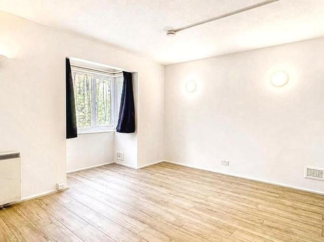 1 bedroom flat in Enfield