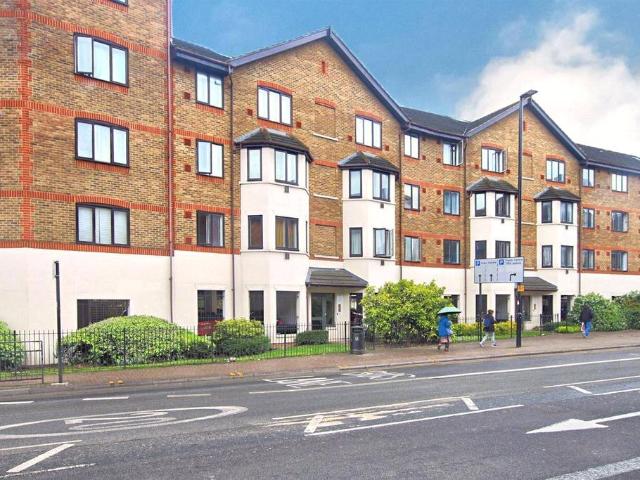 1 bedroom flat in Grove Road, Hounslow, TW3