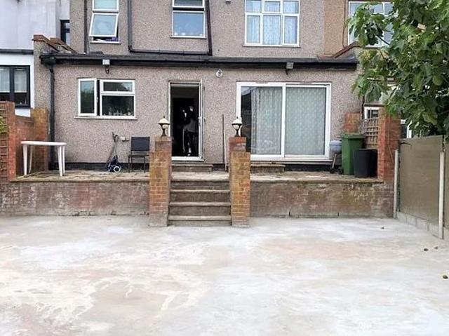 1 bedroom flat in Ilford