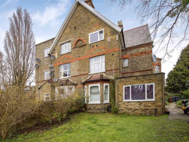 1 bedroom flat in Inwood Road, Hounslow, Middlesex, TW3