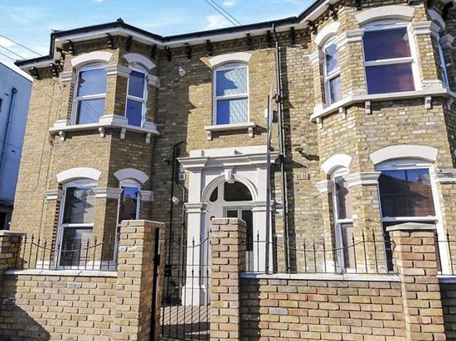 1 bedroom flat in London