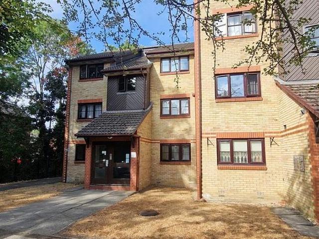 1 bedroom flat in London