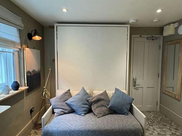 1 bedroom flat in London