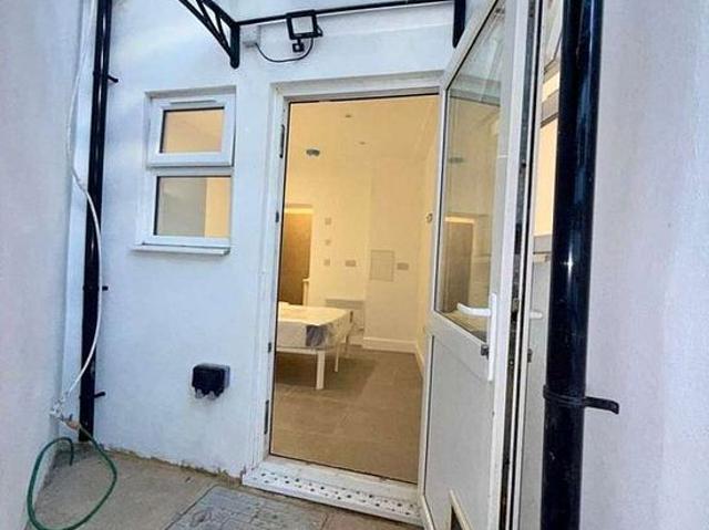 1 bedroom flat in London
