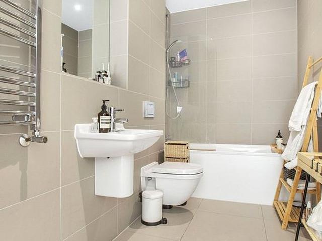 1 bedroom flat in London