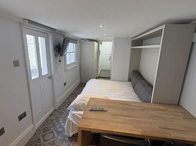 1 bedroom flat in London
