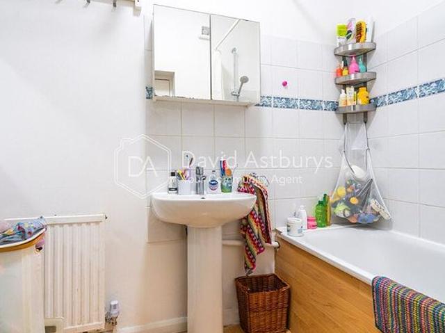 1 bedroom flat in London
