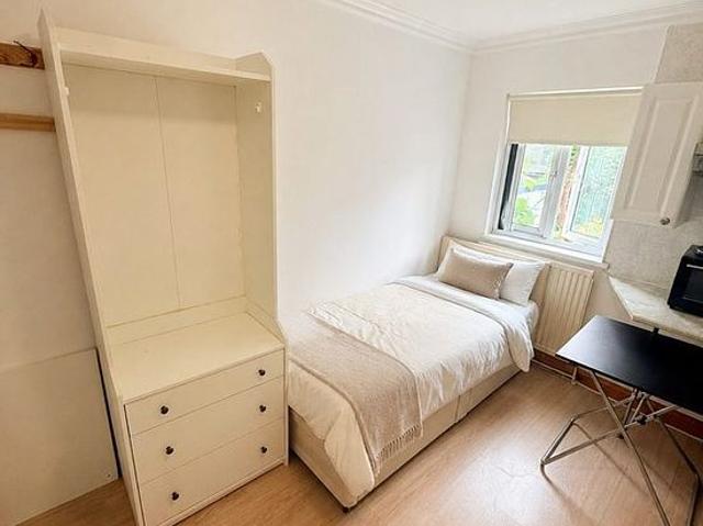 1 bedroom flat in London