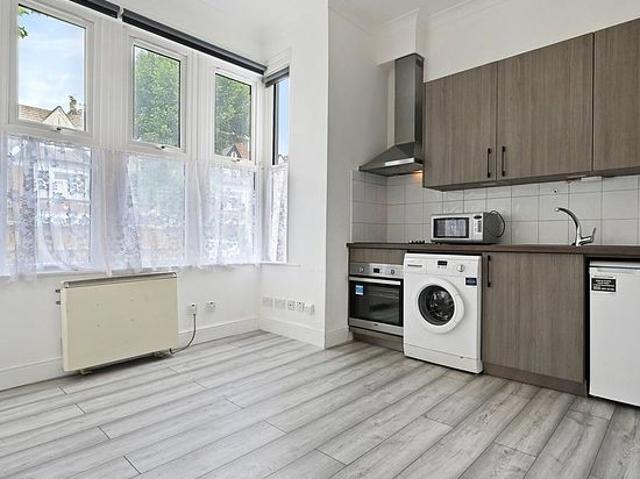 1 bedroom flat in London