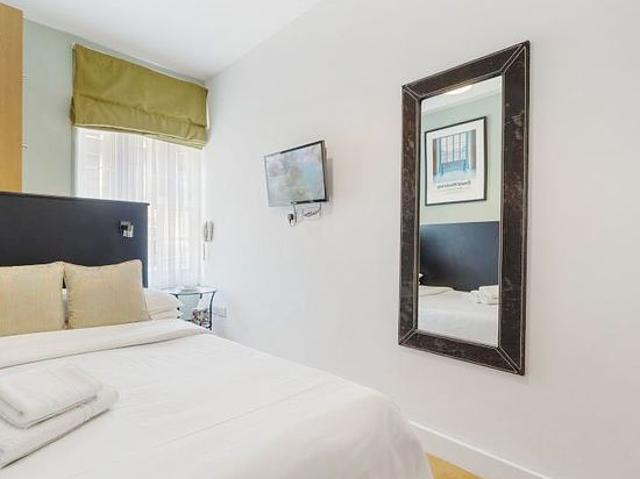 1 bedroom flat in London