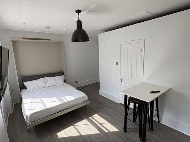 1 bedroom flat in London