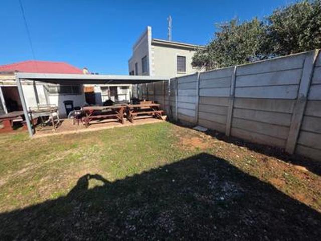 1 bedroom flat let with study and se.